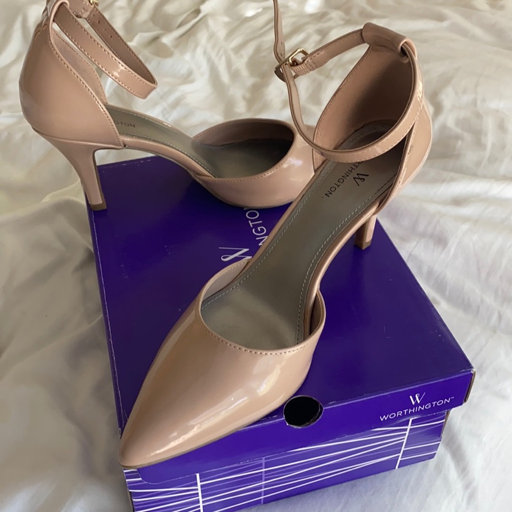 Size 8 worthington nougat small heel.